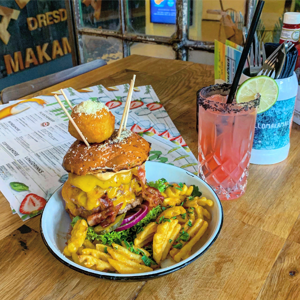 Photo taken at makamaka Burger, Bar &amp; Grill by Business o. on 5/7/2020