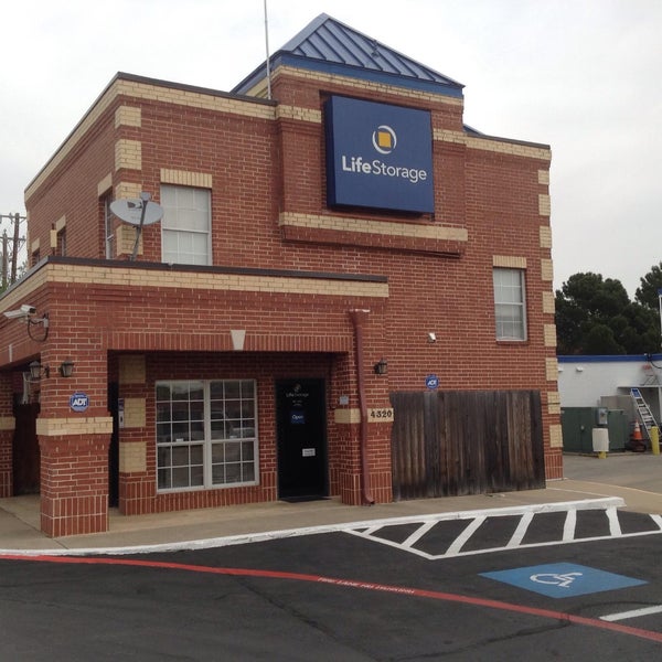 Life Storage Storage Facility in West Arlington