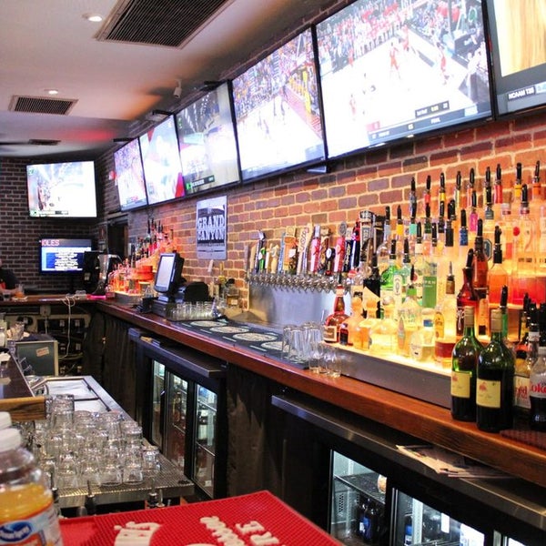 Foto tirada no(a) Philly’s Sports Bar and Grill por Business o. em 10/2/2019