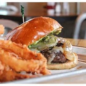 รูปภาพถ่ายที่ Shady&#39;s Burgers &amp; Brewhaha โดย Business o. เมื่อ 4/10/2020