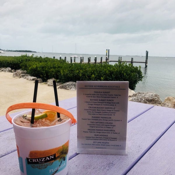Das Foto wurde bei Bayside Sunset Bar, Key Largo von Business o. am 8/2/2019 aufgenommen