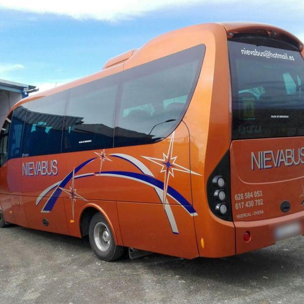 Foto tirada no(a) Autocares y Microbuses Nievabus por Business o. em 6/16/2020