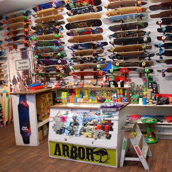 Foto tirada no(a) UrbanBoarding Longboard und Skateboard Shop por Business o. em 4/24/2019
