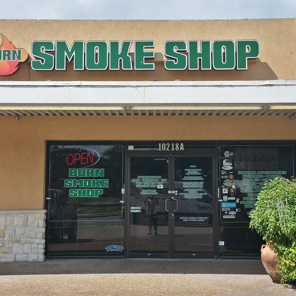 รูปภาพถ่ายที่ Burn Smoke Shop โดย Business o. เมื่อ 3/11/2020
