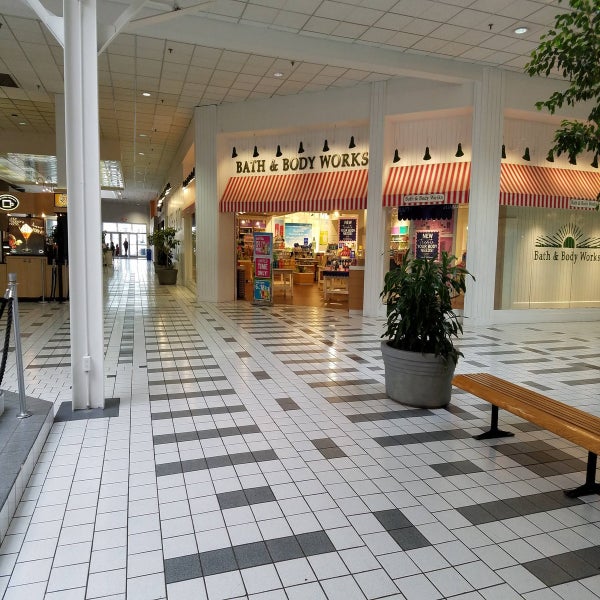 7/1/2020 tarihinde Business o.ziyaretçi tarafından Hudson Mall'de çekilen fotoğraf