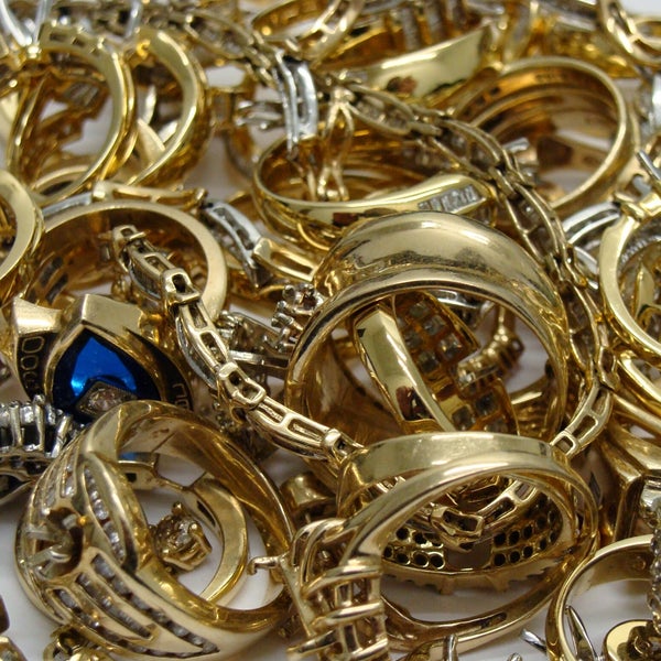 продать золотые украшения в москве. золотые ювелирные украшения. золотые изделия. много украшений. куча золотых украшений.