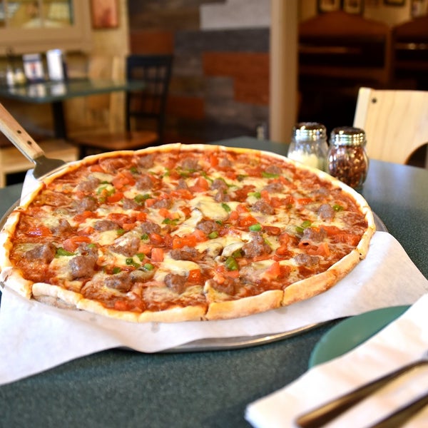 Foto diambil di Sammy&#39;s Pizza &amp; Restaurant oleh Business o. pada 10/23/2019
