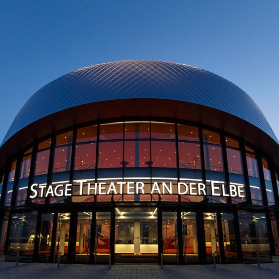 Foto tirada no(a) Stage Theater im Hafen por Business o. em 7/24/2019