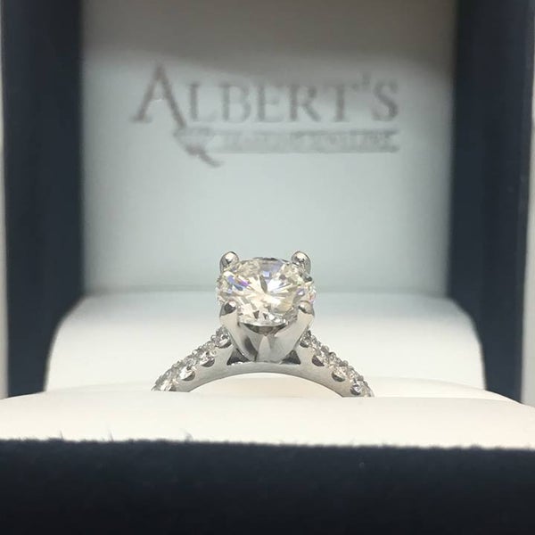 Foto tomada en Albert`s Diamond Jewelers  por Business o. el 8/1/2019