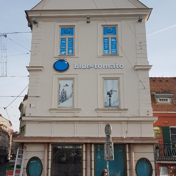 Foto diambil di Blue Tomato Shop Graz oleh Business o. pada 9/15/2018