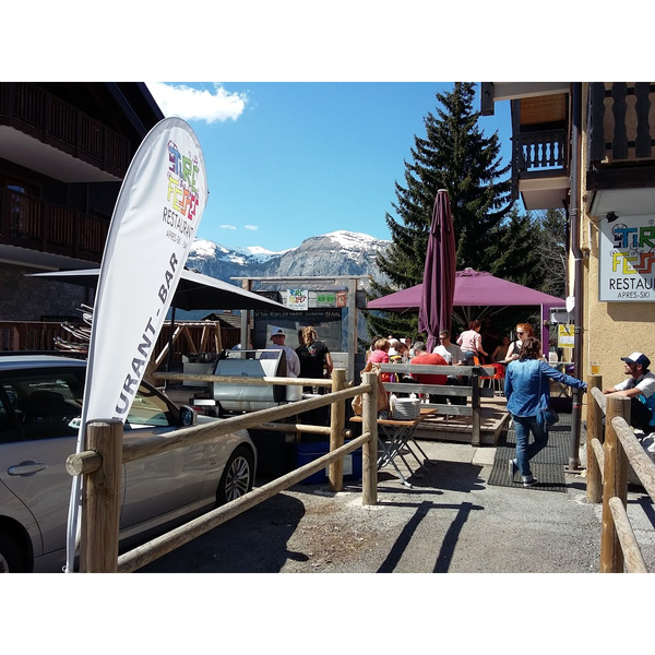 Tire fesses. переобувка машины. балансировка колес. шиномонтаж переобувка. переобувка машины.