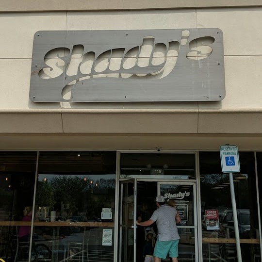 Foto tirada no(a) Shady&#39;s Burgers &amp; Brewhaha por Business o. em 4/10/2020