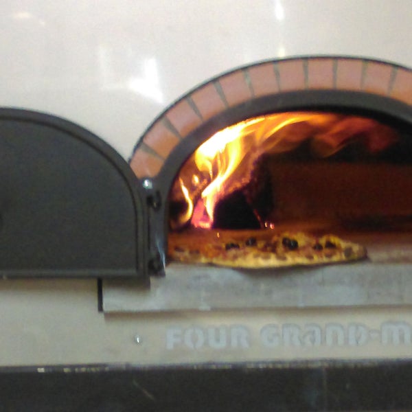 Foto tirada no(a) Le Petit Naples Ristorante Pizzeria por Business o. em 5/24/2020