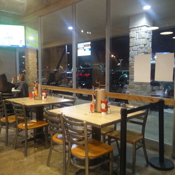 Foto tirada no(a) Shady&#39;s Burgers &amp; Brewhaha por Business o. em 4/10/2020