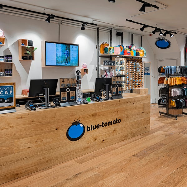 Photo taken at Blue Tomato Shop Amsterdam by Business o. on 9/9/2019