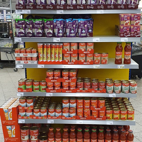 Foto tirada no(a) EDEKA Wolfsburg por Business o. em 4/14/2020