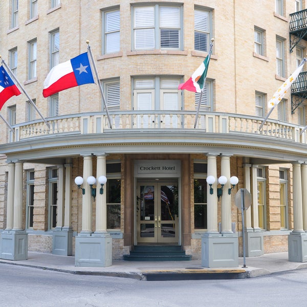 Foto tirada no(a) The Historic Crockett Hotel por Business o. em 10/8/2019