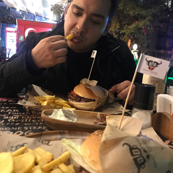 Foto tirada no(a) Daily Dana Burger &amp; Steak por Gizem K. em 11/29/2019