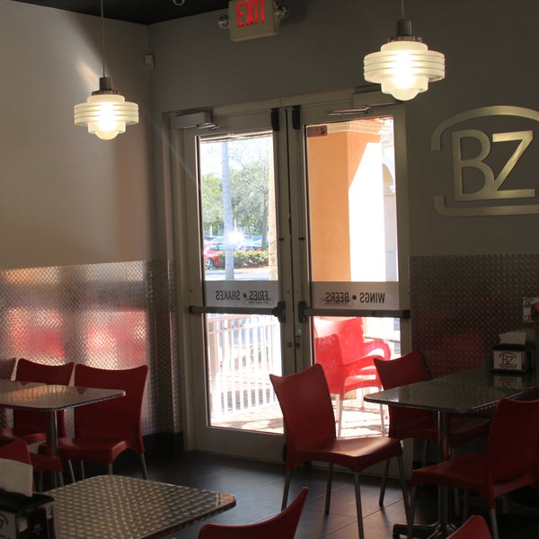 Foto tirada no(a) Burger Zone por Burger Zone em 2/11/2014