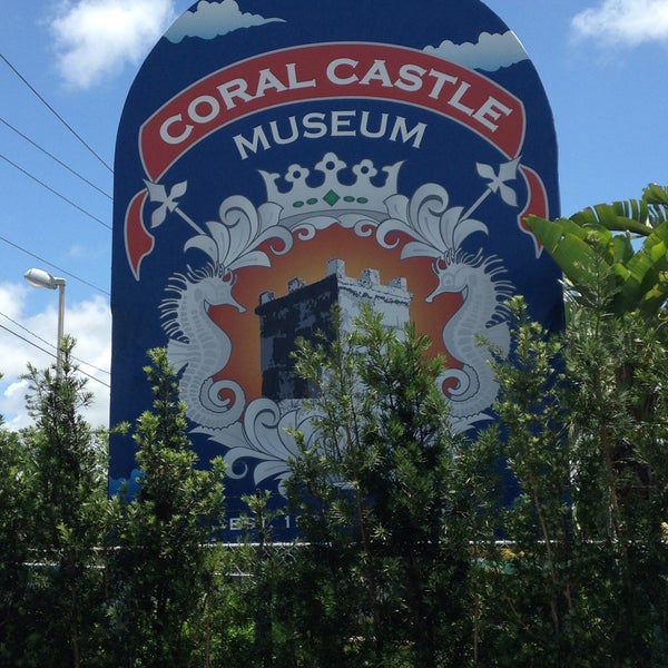 รูปภาพถ่ายที่ Coral Castle โดย Kara F. เมื่อ 5/16/2015