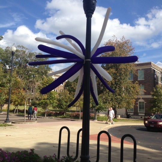 Das Foto wurde bei Stephen F. Austin State University von Kristie A. am 11/10/2012 aufgenommen