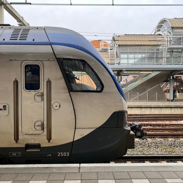 รูปภาพถ่ายที่ Station &#39;s-Hertogenbosch โดย Pieter T. เมื่อ 1/10/2023