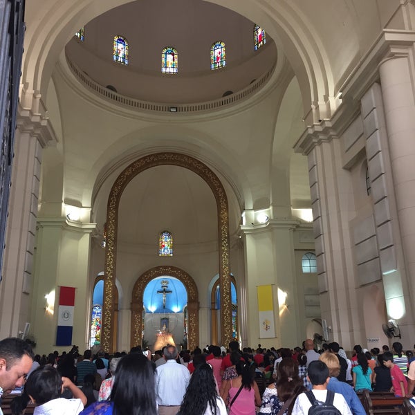 Foto diambil di Basílica de la Virgen de Caacupé oleh Clara Liz B. pada 3/4/2018