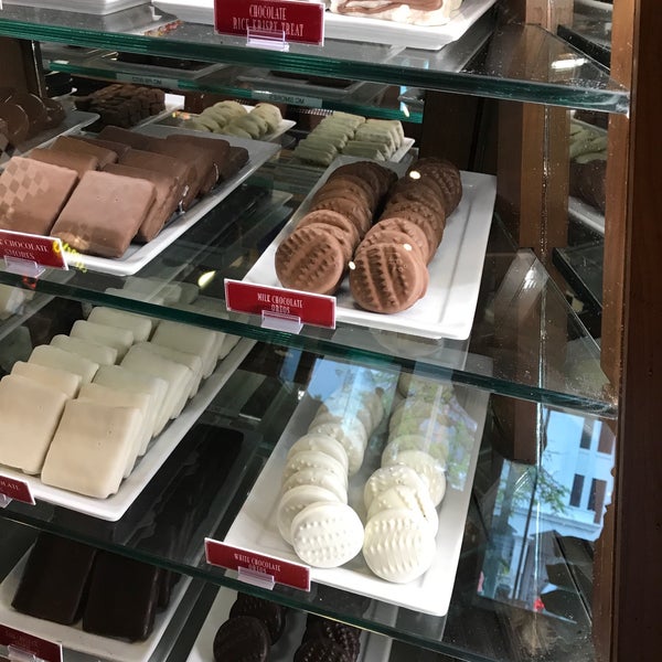 Sweet shop моздок. Нидерланды эстетика. Улица сладкого. Улица сладкого. Улица сладкого.
