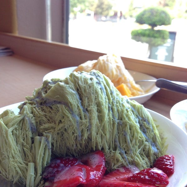 Foto diambil di Sno-Zen Shaved Snow &amp; Dessert Cafe oleh Ruijuan Z. pada 5/4/2014