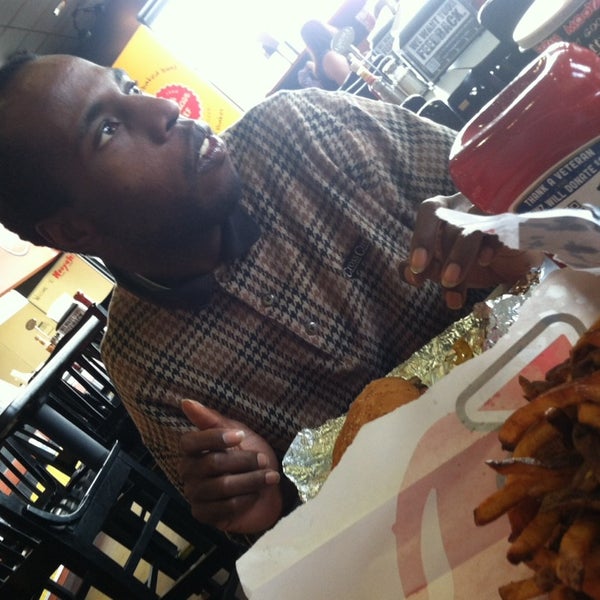 Foto diambil di MOOYAH Burgers, Fries &amp; Shakes oleh Adam L. pada 10/6/2013