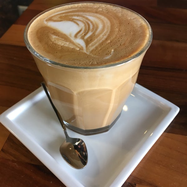 Foto tirada no(a) KAFFÉ Coffee Shop por Ivan T. em 9/20/2018