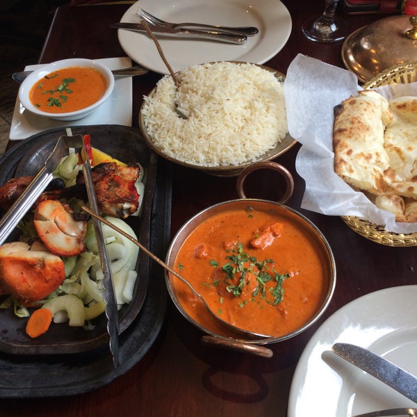 Das Foto wurde bei Kashmir Indian Restaurant von Alaleh C. am 9/13/2015 aufgenommen