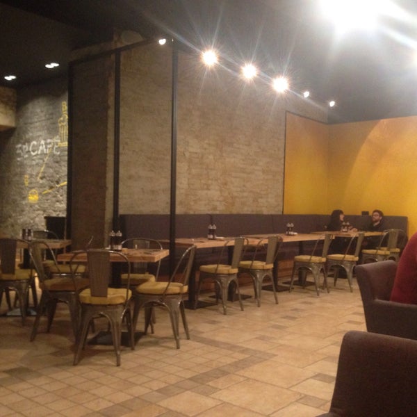 12/19/2014 tarihinde Mikhailziyaretçi tarafından 3B CAFÈ'de çekilen fotoğraf
