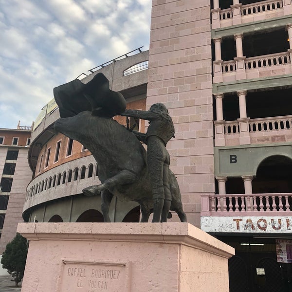 Foto diambil di Plaza de Toros Monumental oleh Tessa J. pada 11/1/2018