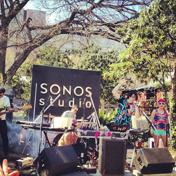 รูปภาพถ่ายที่ Sonos Studio @ SXSW โดย Mecaela M. เมื่อ 3/13/2013