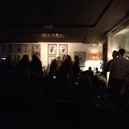 Das Foto wurde bei Platform Cafe, Bar, Terrace von Bas am 11/3/2012 aufgenommen