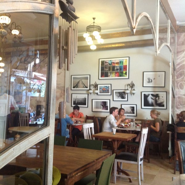 Foto diambil di Cafe Fessa oleh FA pada 8/30/2013