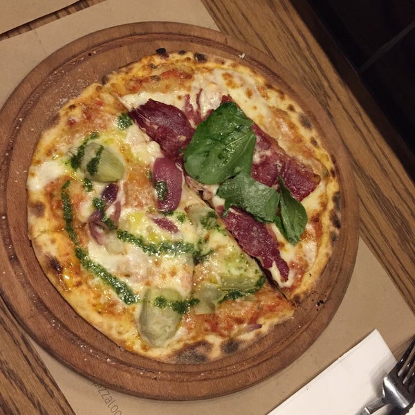 Foto scattata a Pizza Locale da Ece Y. il 12/13/2015