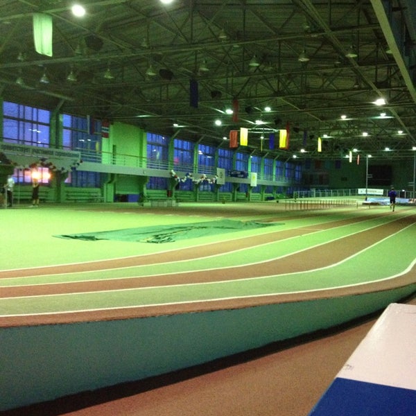 Манеж нефтяник. Легкоатлетический манеж омск. Спорткомплекс сибирский нефтяник омск. Кубок зеленцовой в омске. Спортивный комплекс сибирский нефтяник омск.