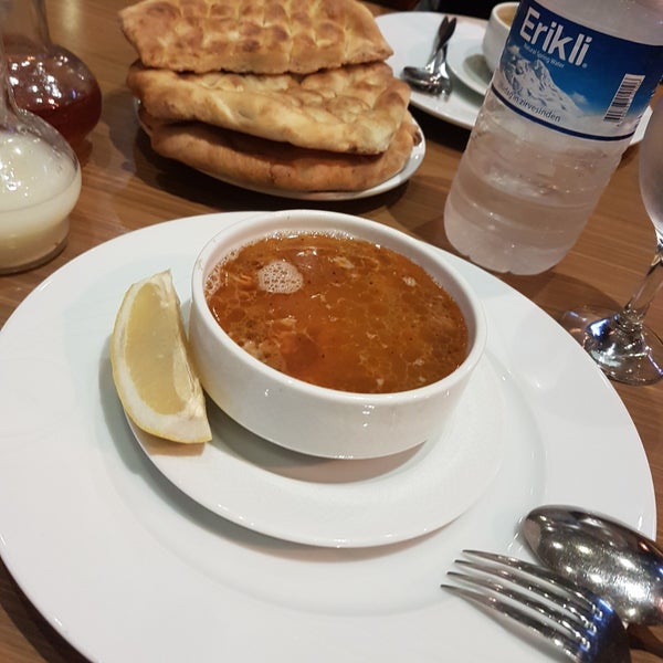 Das Foto wurde bei Cihan Pide Kebap Restaurant von Asya A. am 8/10/2019 aufgenommen
