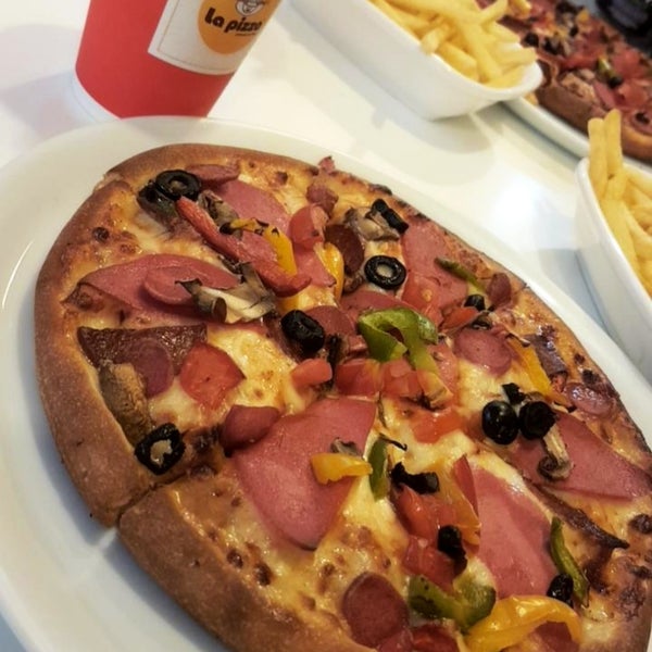 รูปภาพถ่ายที่ La pizza โดย Asya A. เมื่อ 6/22/2019
