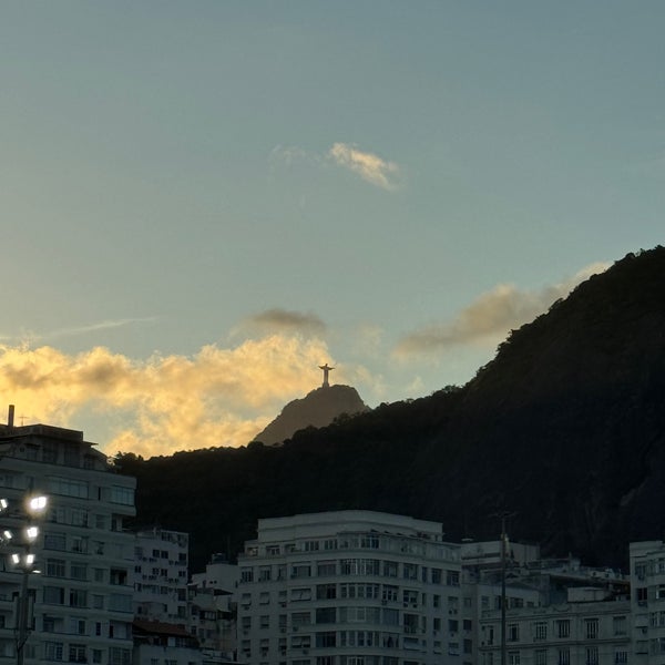 รูปภาพถ่ายที่ Praia de Copacabana โดย Nick F. เมื่อ 4/1/2024