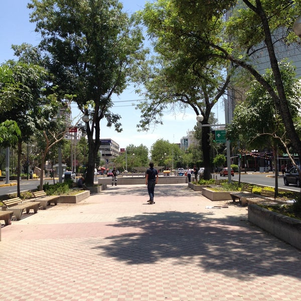 รูปภาพถ่ายที่ Paseo Chapultepec โดย Gonzalo O. เมื่อ 4/28/2013