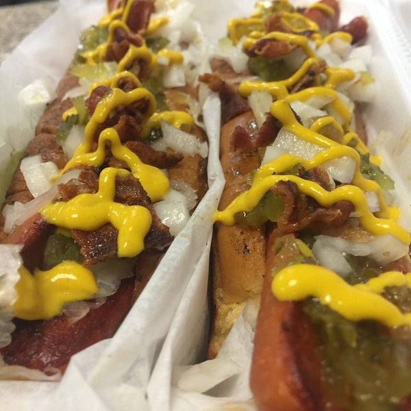 รูปภาพถ่ายที่ Jordans Hot Dogs &amp; Mac โดย Hotdogs M. เมื่อ 6/19/2015