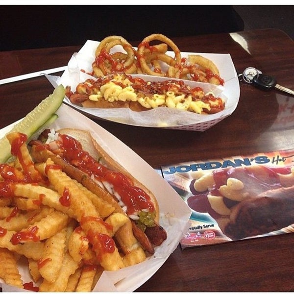 รูปภาพถ่ายที่ Jordans Hot Dogs &amp; Mac โดย Hotdogs M. เมื่อ 6/1/2015