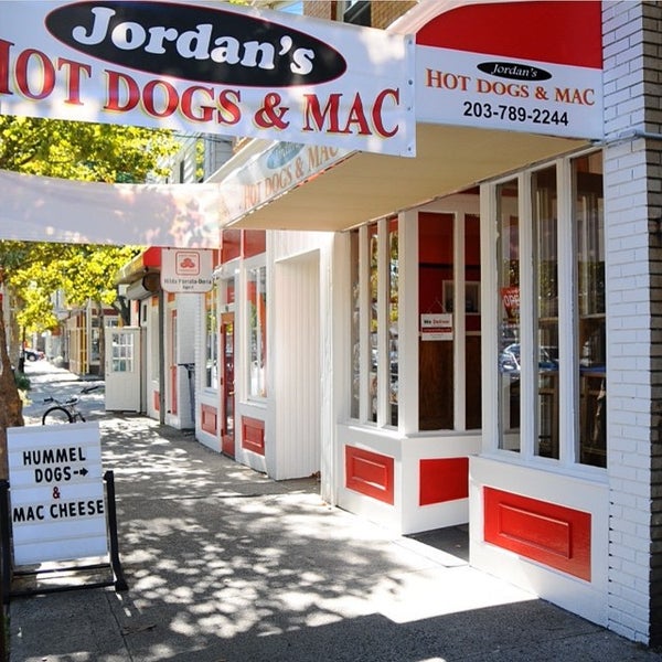 รูปภาพถ่ายที่ Jordans Hot Dogs &amp; Mac โดย Hotdogs M. เมื่อ 5/30/2015
