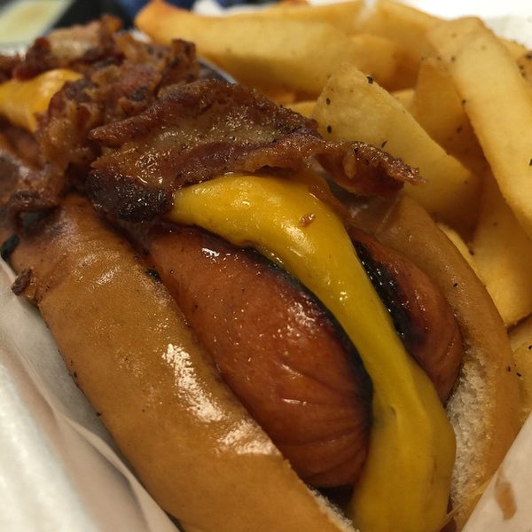 รูปภาพถ่ายที่ Jordans Hot Dogs &amp; Mac โดย Hotdogs M. เมื่อ 6/8/2015