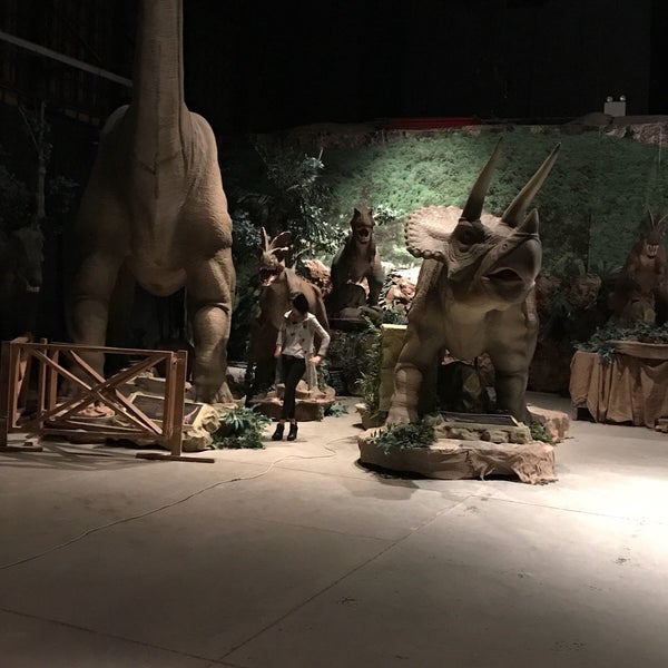 รูปภาพถ่ายที่ Jurassic Land โดย Burcu U. เมื่อ 2/12/2017