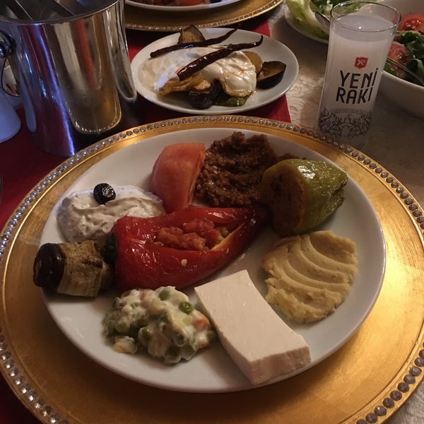 รูปภาพถ่ายที่ Altınkalp Restaurant Düğün Salonu โดย Meriç D. เมื่อ 12/31/2017