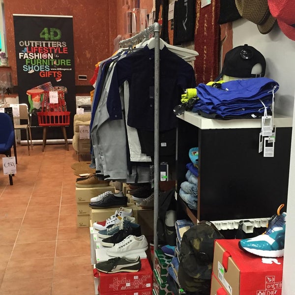Foto scattata a 4D OUTFITTERS da 4D OUTFITTERS C. il 8/4/2015